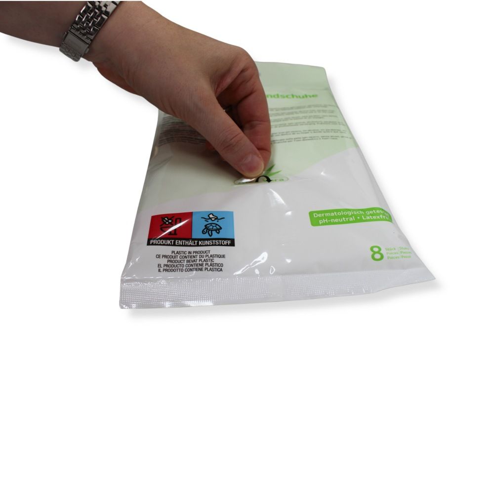 Verpackung mit feuchten Einmalwaschhandschuhen. Hand öffnet die Verpackung. Sichtbar: Logo, 8 Stück, dermatologisch getestet.