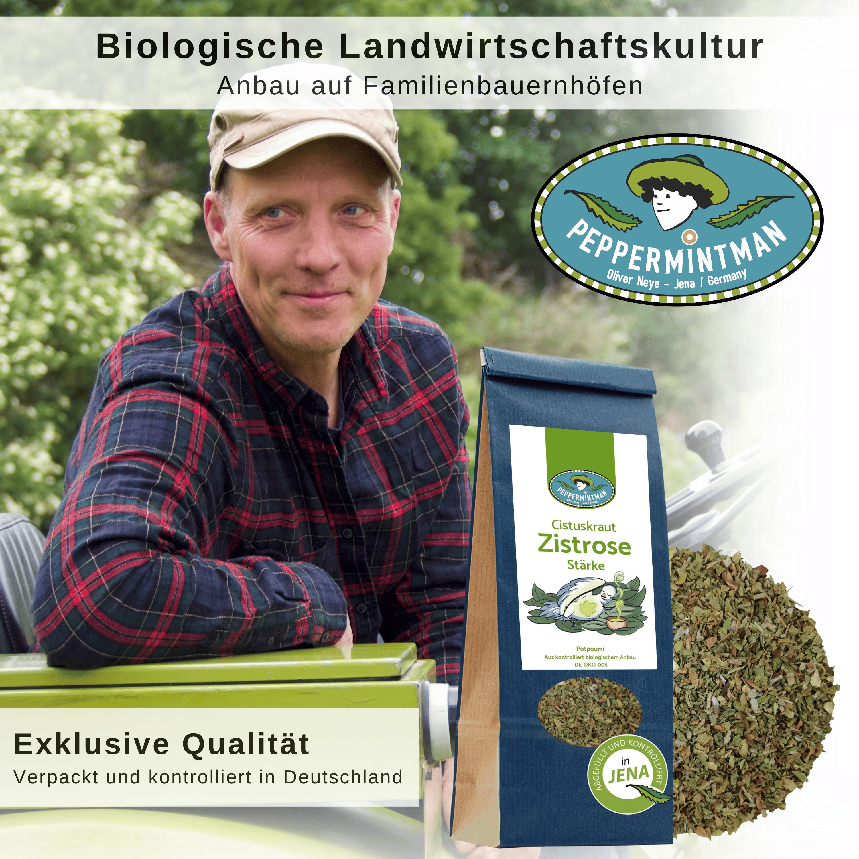 Mann mit PEPPERMINTMAN Zistrose-Verpackung. Braune Papiertüte mit blauem Aufdruck. Logo und Produktbezeichnung sichtbar. Haufen Kräuter daneben.