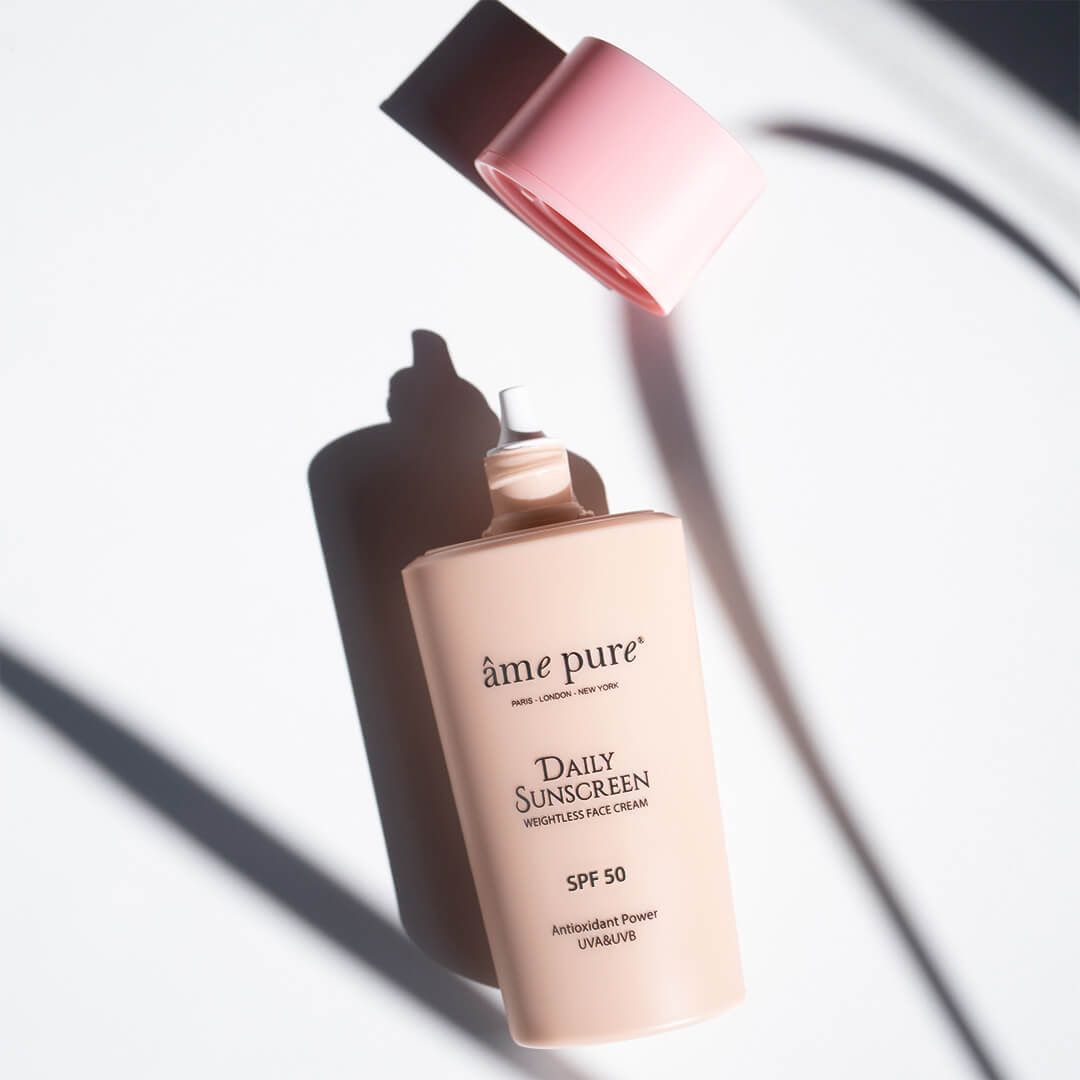Âme Pure Daily Sunscreen Flasche mit abgehobener Kappe, SPF 50.