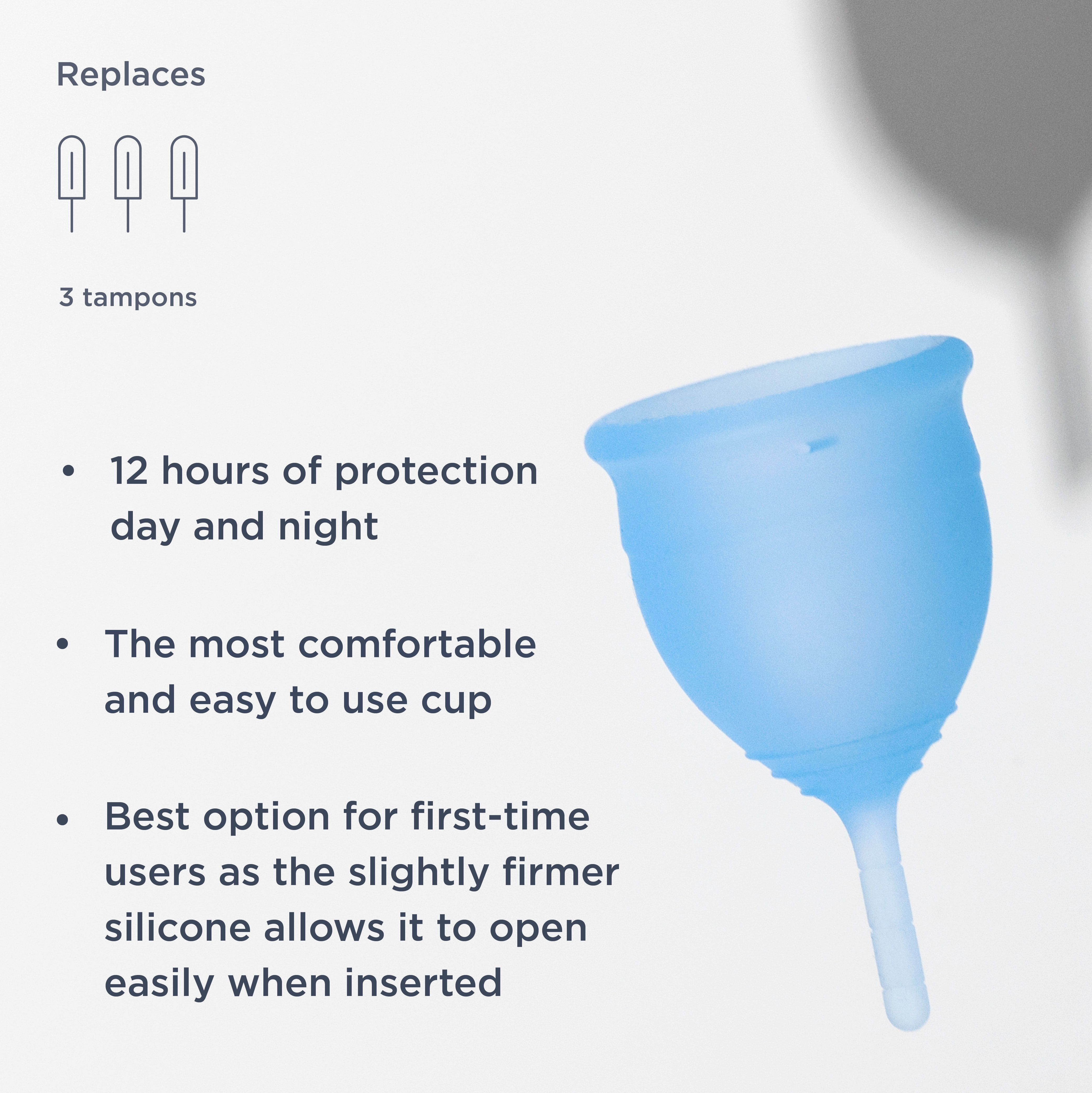 Hellblaue Menstruationstasse. Text: 12 Stunden Schutz, komfortabel und einfach zu bedienen, ideal für Erstbenutzer.