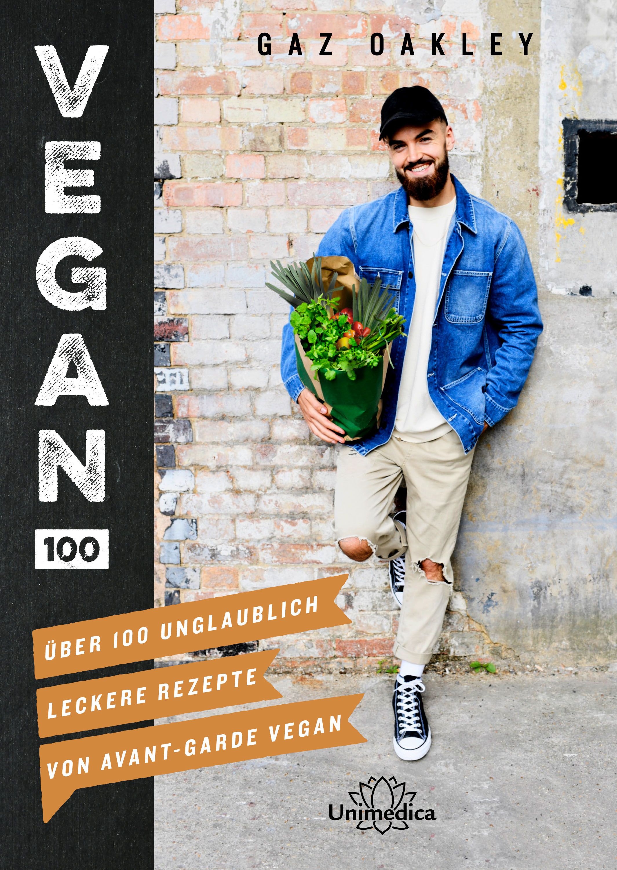 Buchcover mit dem Titel "VEGAN 100". Ein Mann hält eine Einkaufstasche mit Gemüse. Autor: Gaz Oakley. Verlag: Unimedica.