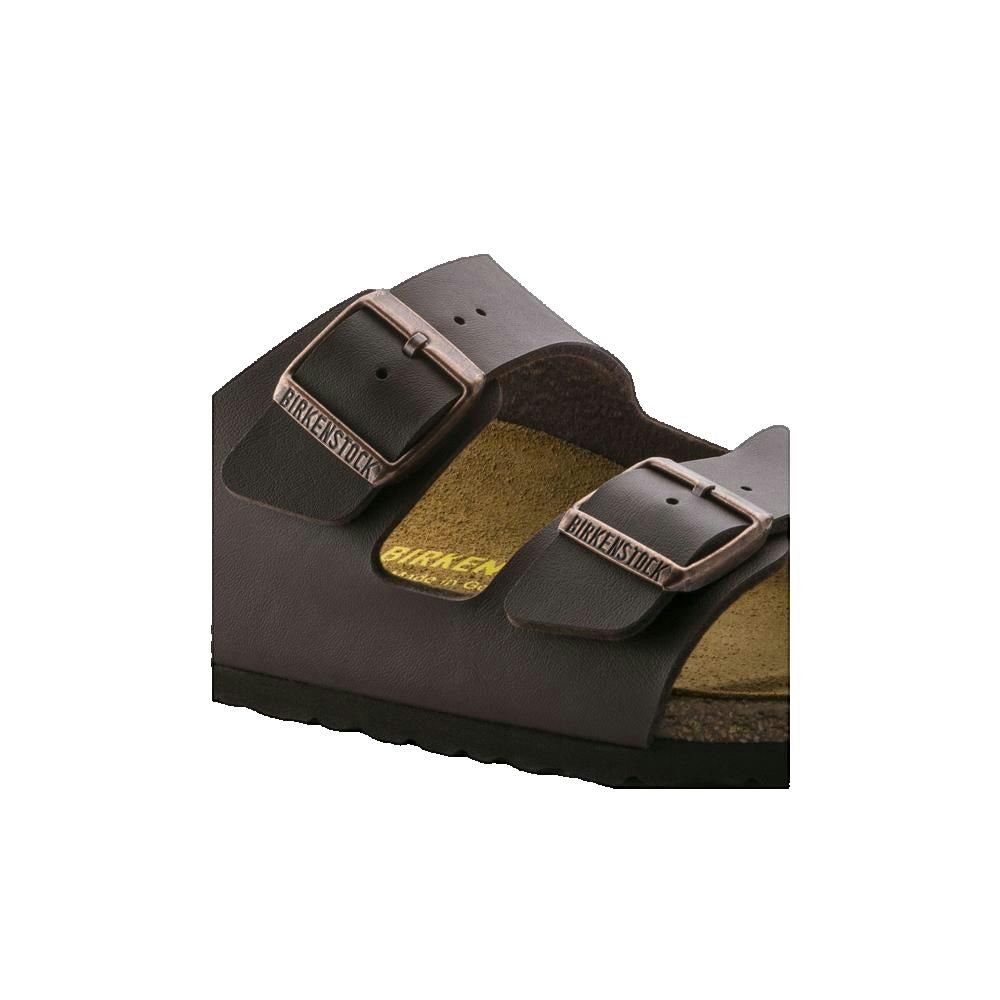 Primo piano delle fibbie di un sandalo marrone. Marchio Birkenstock sulle fibbie.