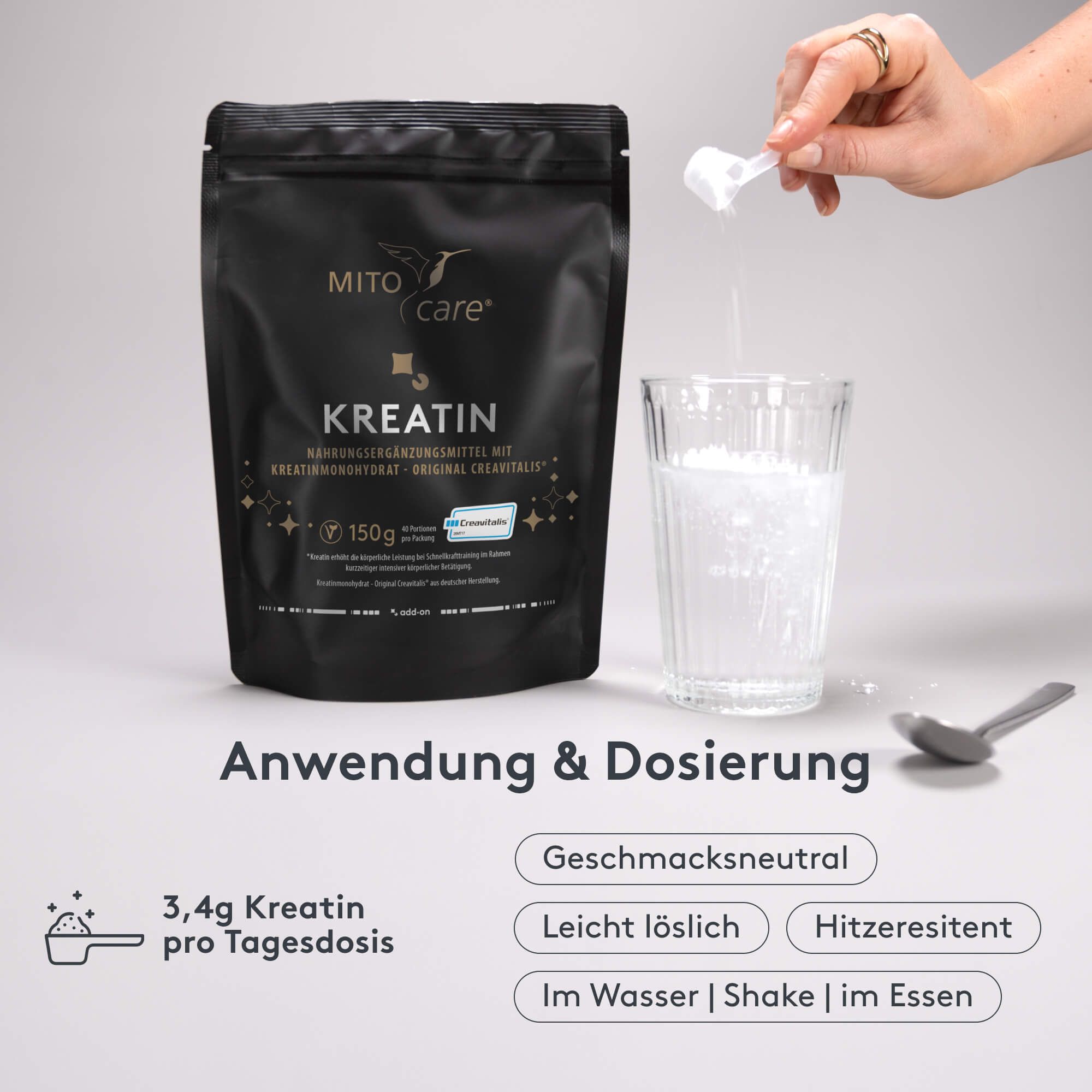 MITOcare Kreatin wird mit einem Messlöffel in ein Glas Wasser gegeben.