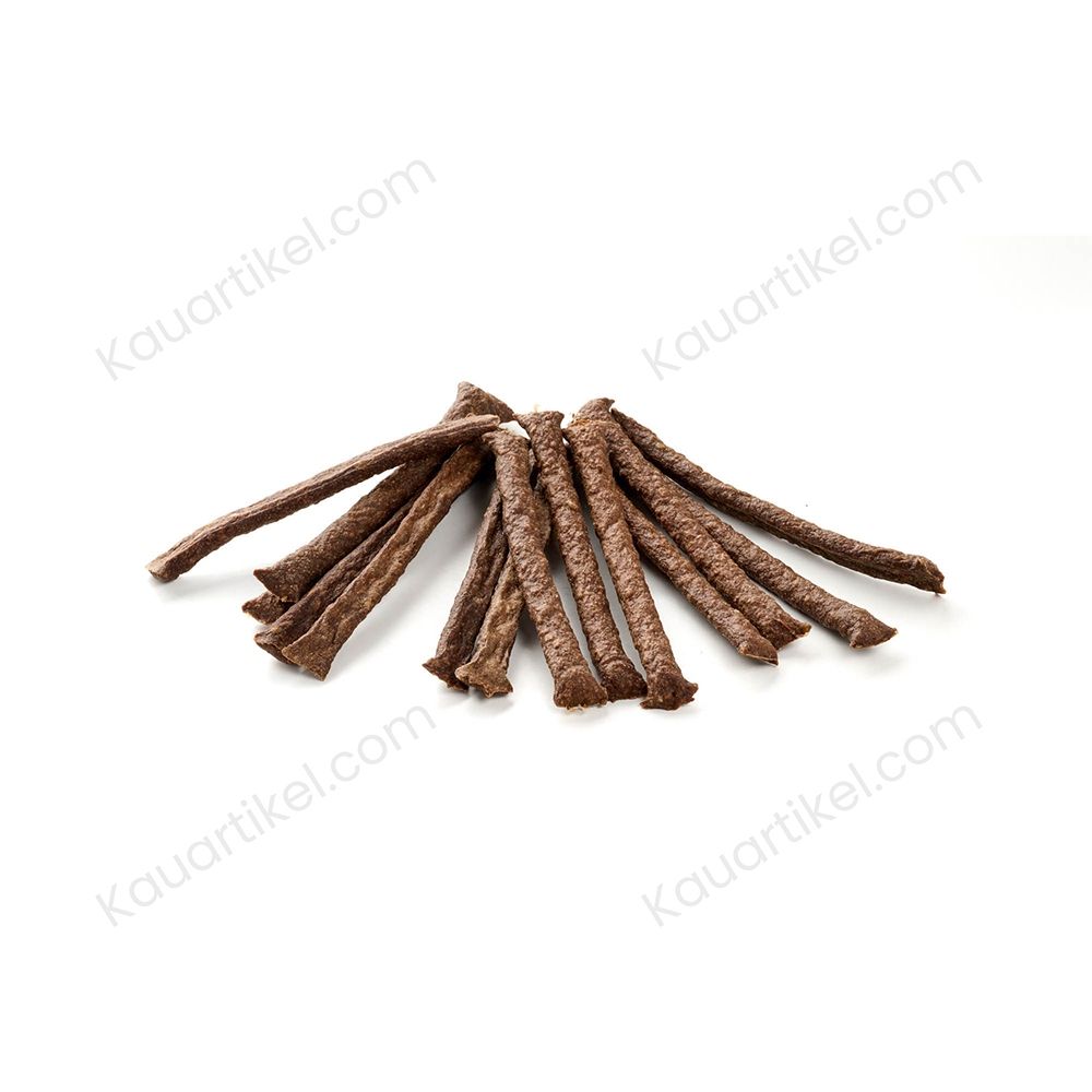 Haufen von Ziegen-Sticks Hundeleckerlis auf weißem Hintergrund.
