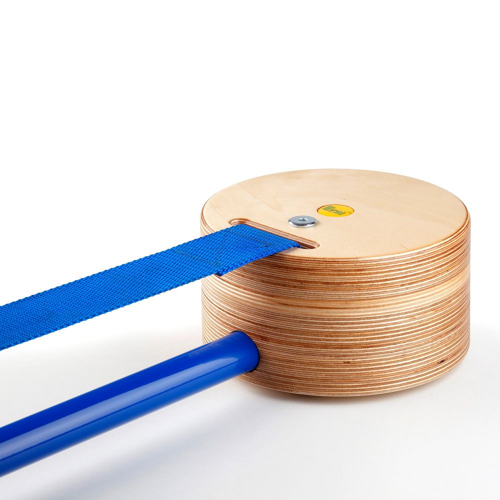 Runder Holzsockel mit blauem Gurtband und blauer Stange. Gelber Aufkleber. Holzmaserung sichtbar.
