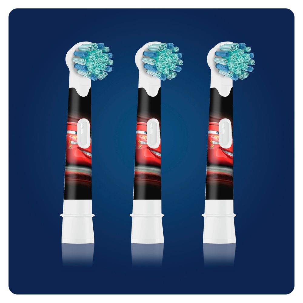 Drei Oral-B Aufsteckbürsten mit "Cars" Design. Schwarzer Griff mit rotem Design. Blaue und grüne Borsten.