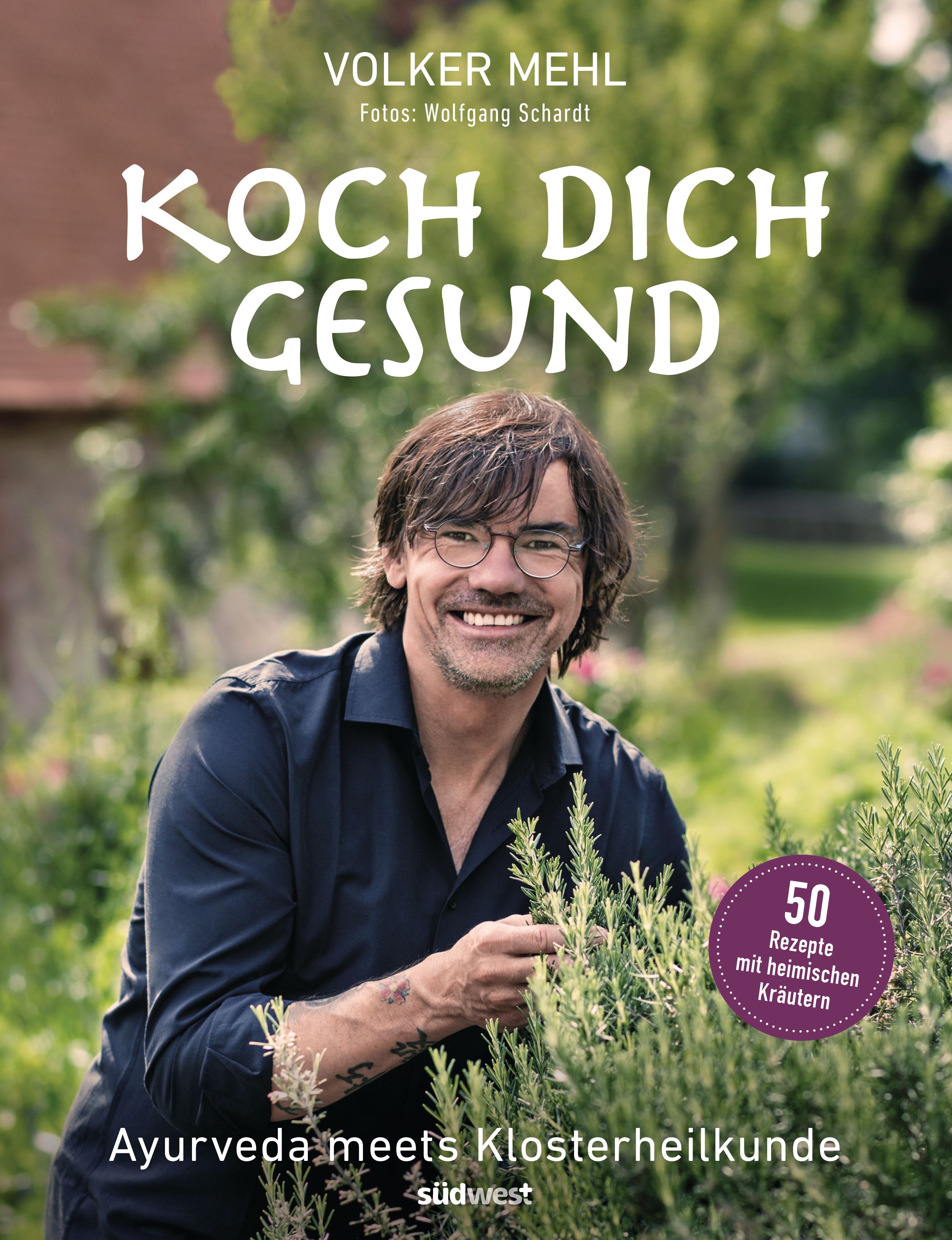Buchcover mit Titel "Koch dich gesund". Autor Volker Mehl. Im Vordergrund ein Mann, lächelnd, vor Kräutern. Logo "südwest".