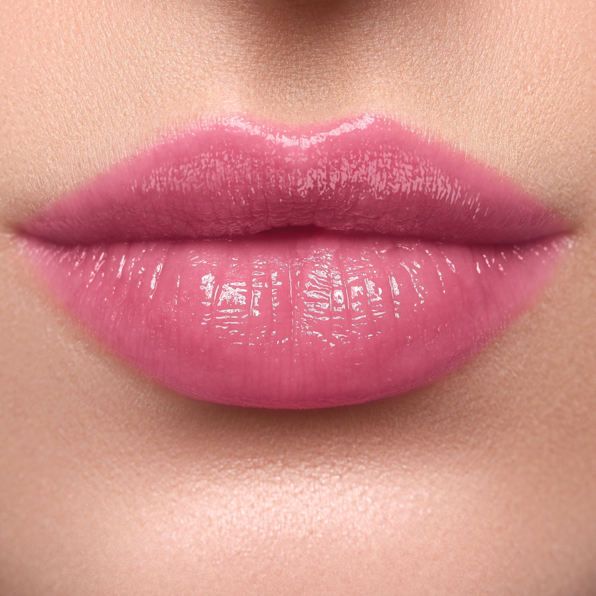 WYCON Hydrasheer Glossy Lipstick 19 Mallow auf Lippen aufgetragen.