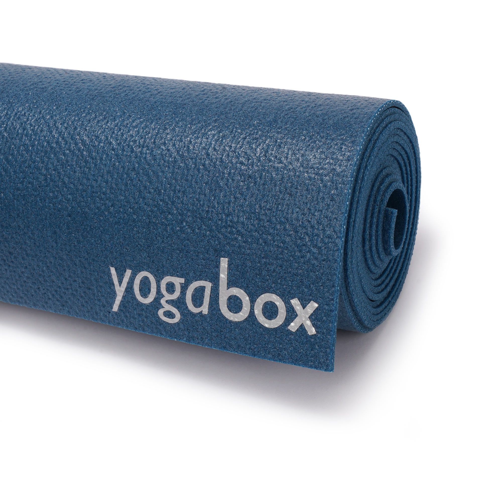 Nahaufnahme einer aufgerollten blauen Yogamatte mit "yogabox" Logo.