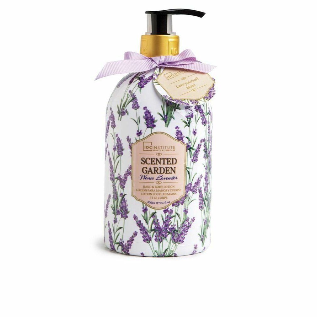 Körperlotion mit Lavendel-Muster. Flasche mit Dosierpumpe und Anhänger. Lila Schleife. Aufschrift: Scented Garden.