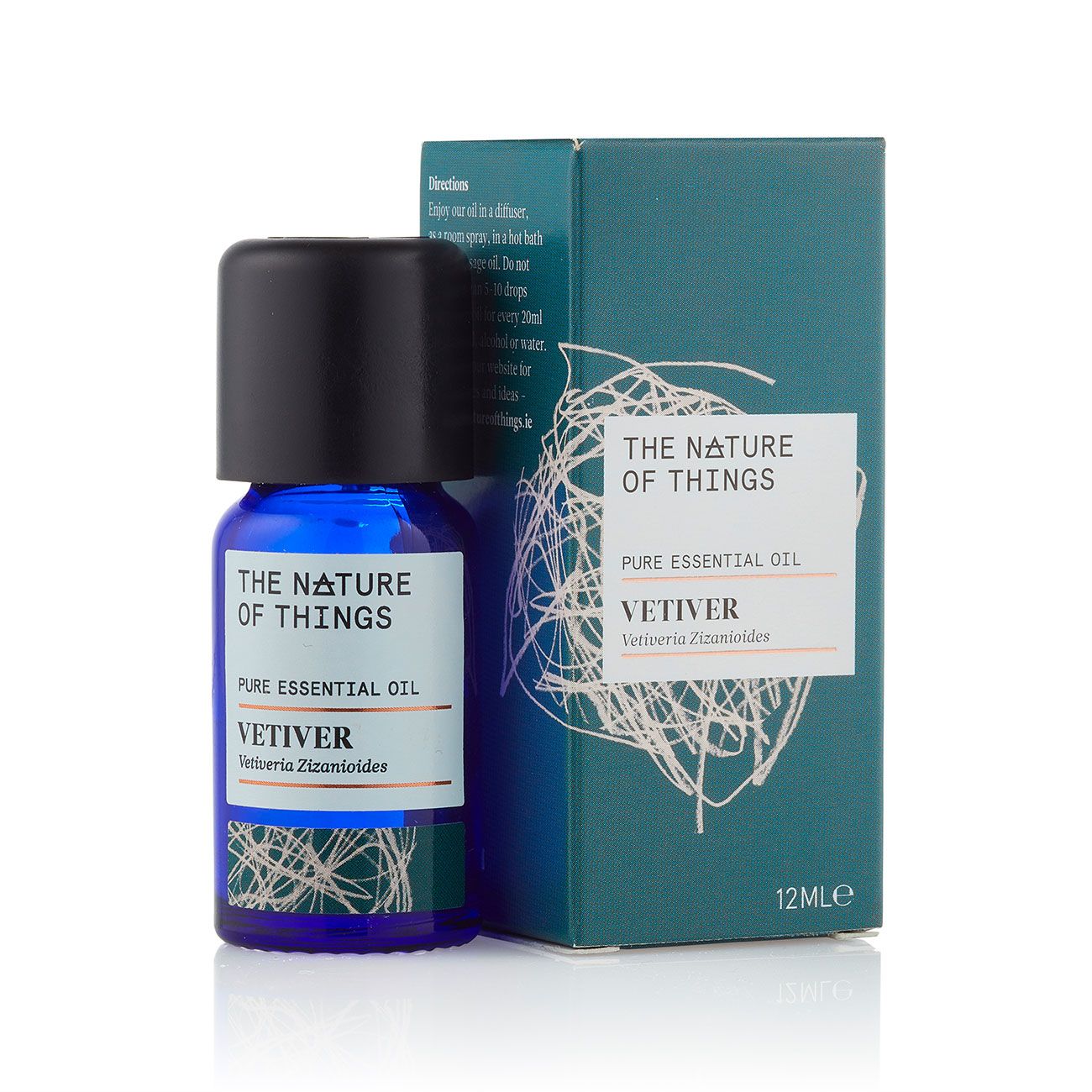 Blaue Glasflasche mit schwarzem Deckel und Karton. Aufschrift: The Nature of Things, Vetiver, Pure Essential Oil. 12ml.