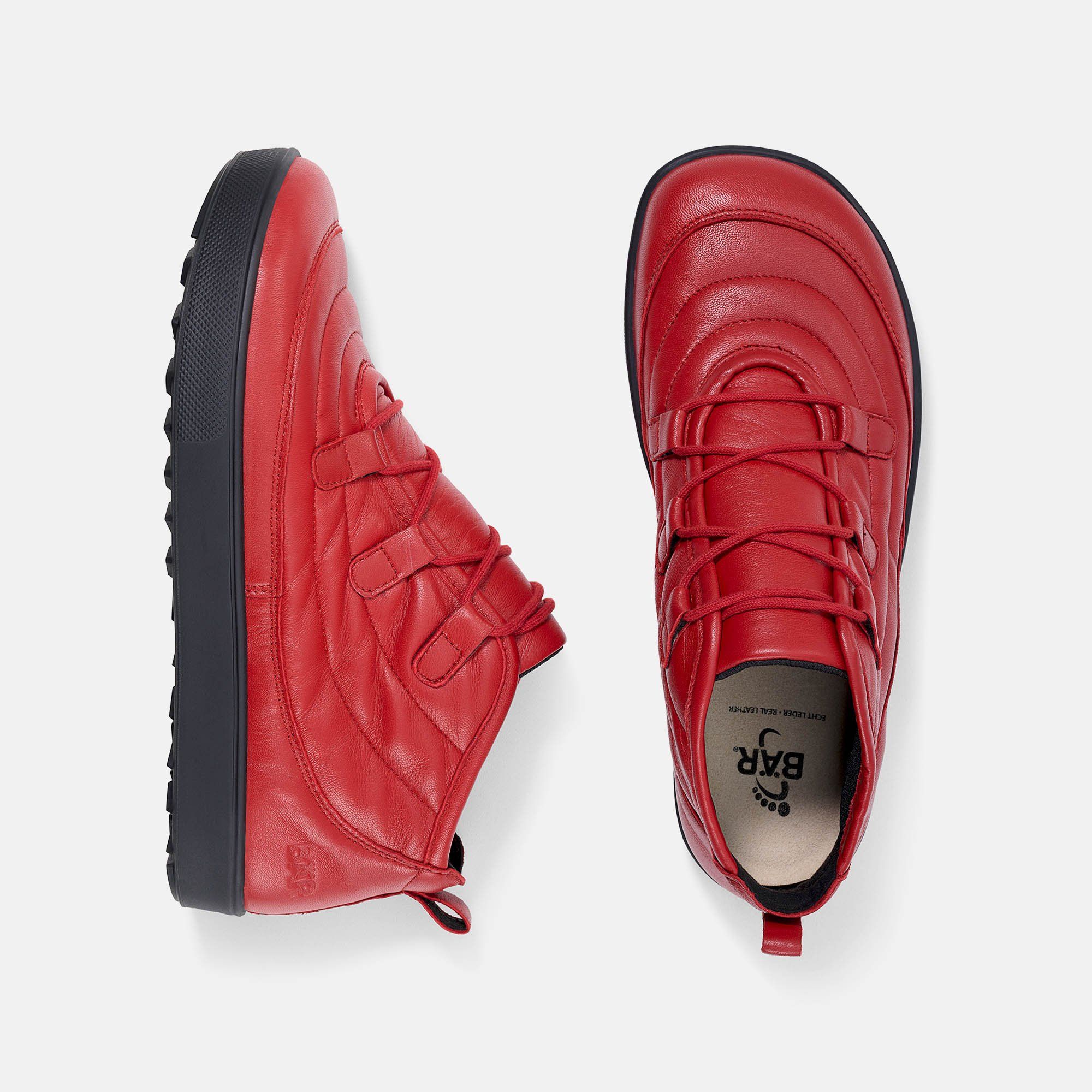 Zwei rote Stiefeletten. Gepolstertes Leder, Schnürung, schwarze Sohle. BÄR-Logo auf der Innensohle.