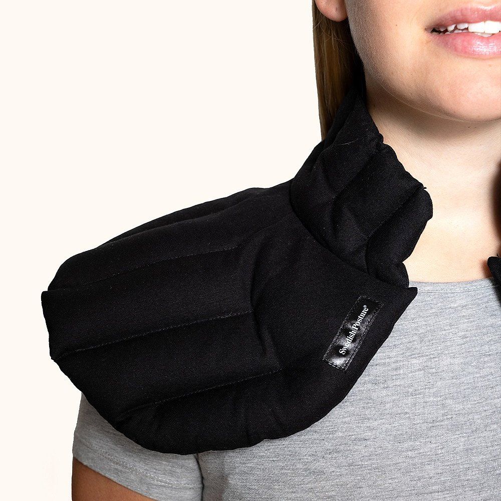 Schwarzes Wärmekissen Embrace, um den Hals einer Person getragen. Mit Label. Gepolstert und gesteppt.