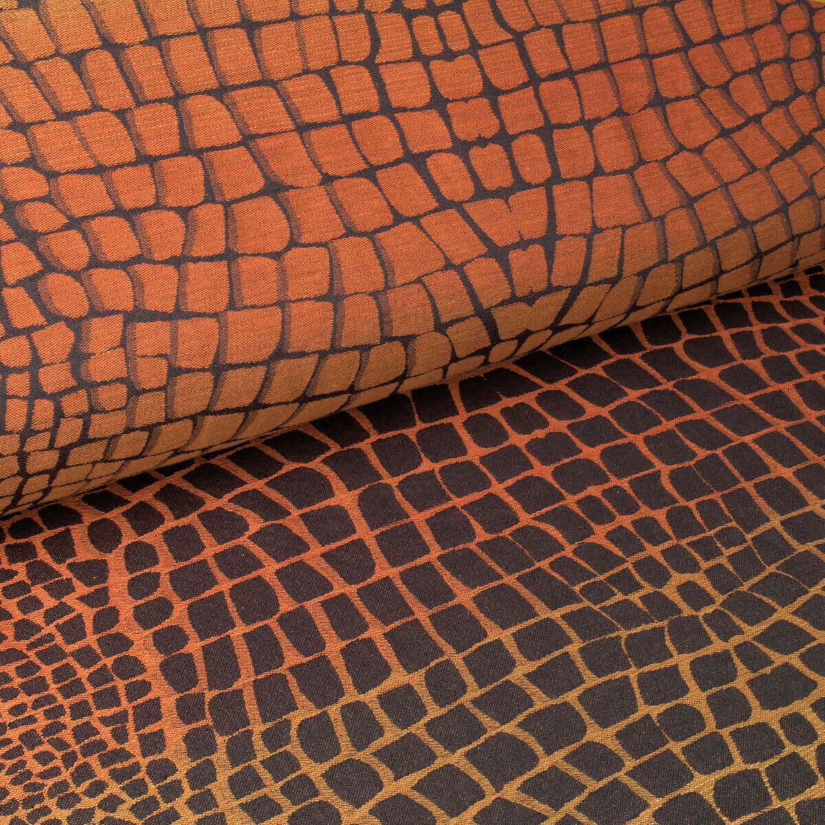 Stoff mit quadratischem Muster in Braun- und Orangetönen. Der Stoff ist gefaltet.