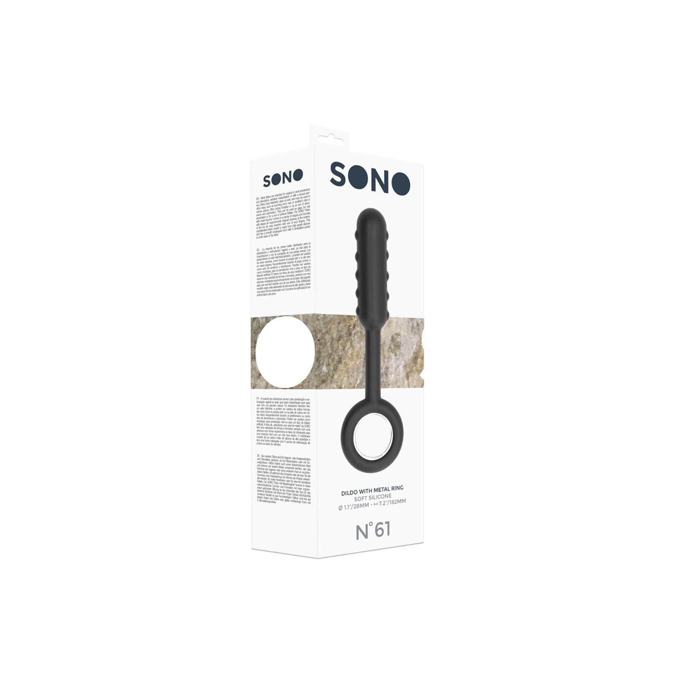 Schwarzer Dildo mit Metallring in Verpackung. Text: SONO, N°61, Ring mit Metallring, Soft Silicone.