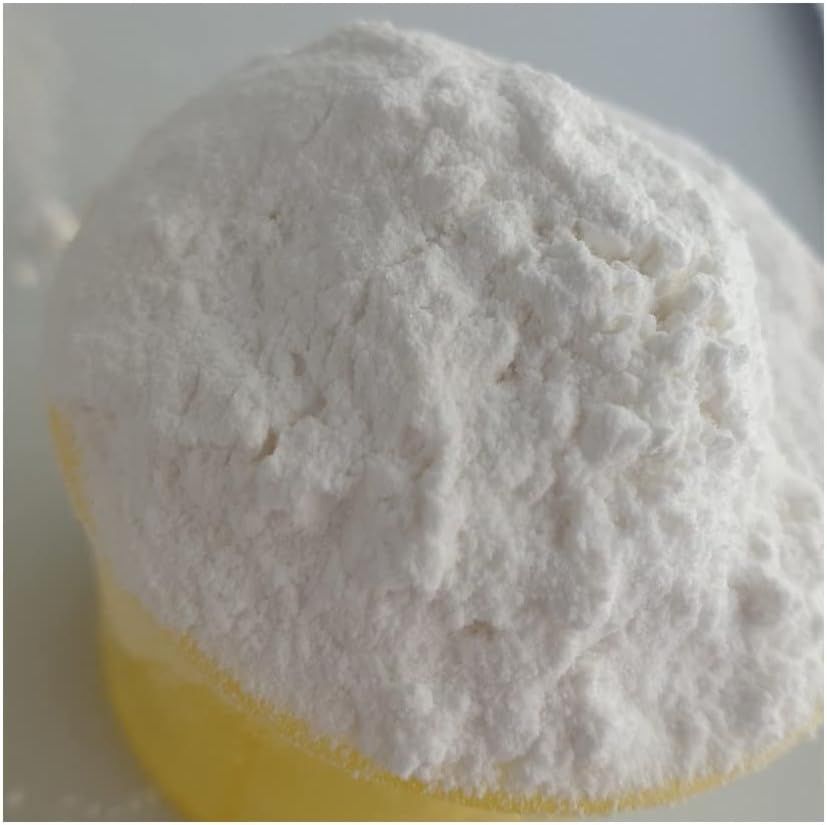 Weißes Pulver, nahaufnahme. Gelber Untergrund. Texturen und Details sichtbar. Produkt unbekannt.