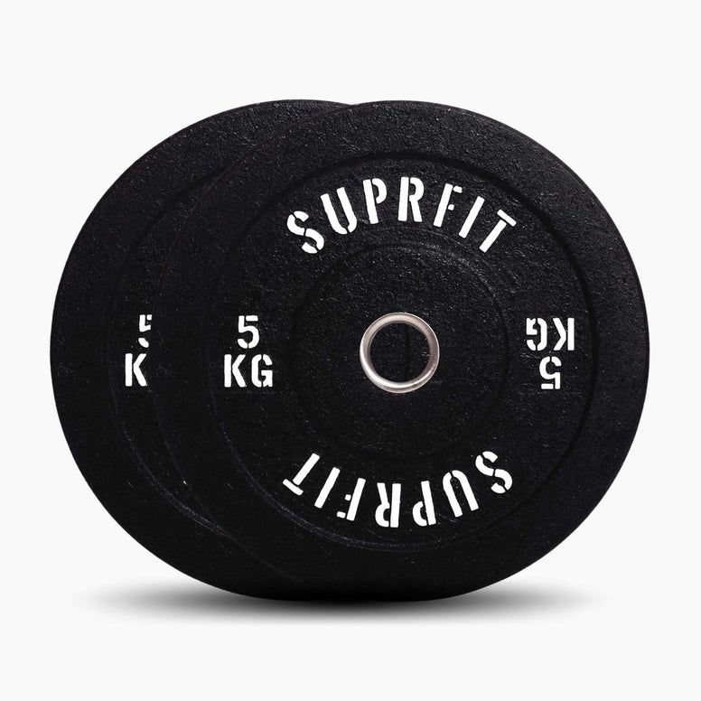 Zwei schwarze SUPRFIT Hi Temp Bumper Plates. Gewicht: 5 kg. Runde Form mit weißer Schrift. Loch in der Mitte.