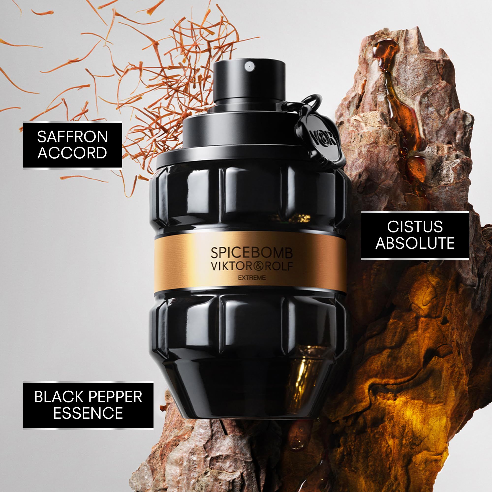 Schwarzer Flakon mit goldfarbenem Band. Aufschrift: SPICEBOMB VIKTOR&ROLF EXTREME. Zutaten: Safran, Zistrose, schwarzer Pfeffer.