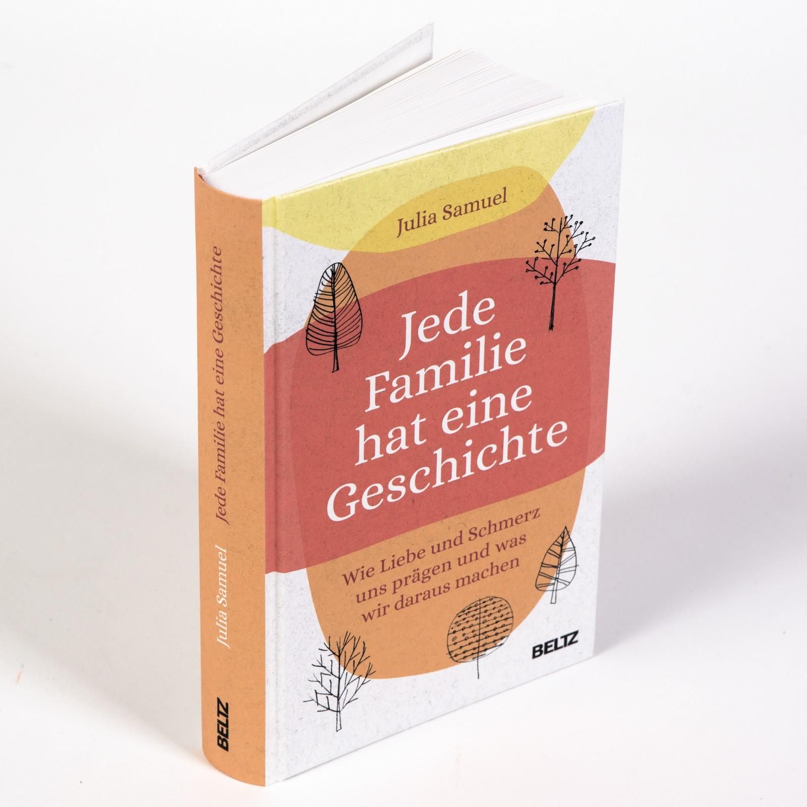 Buch "Jede Familie hat eine Geschichte" im Winkel. Cover mit Titel und Autorin Julia Samuel. Verlag BELTZ. Weißer Hintergrund.