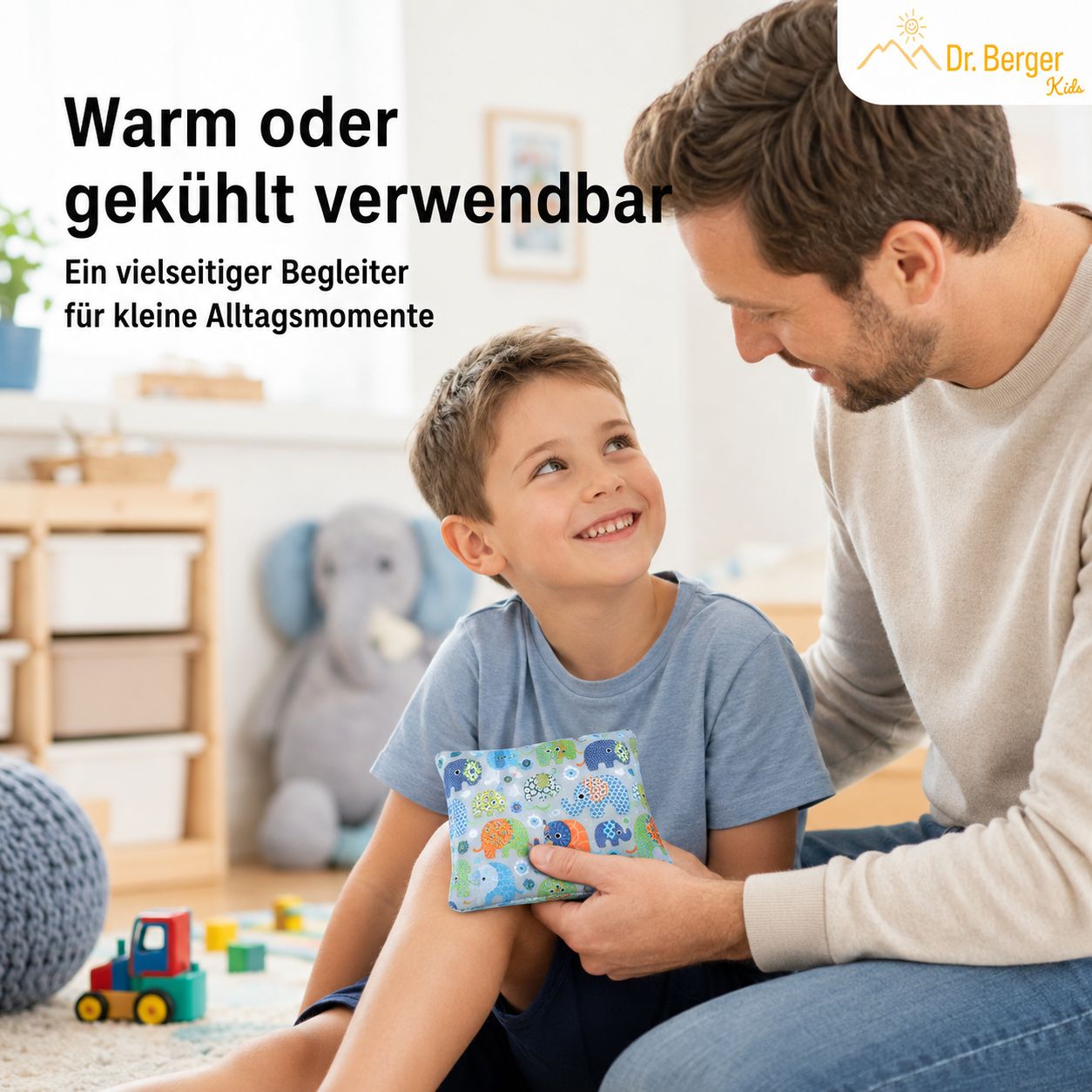Mann und Kind mit einem Kirschkernkissen mit Elefantenmuster.