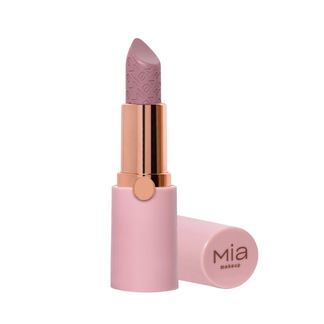 Rossetto rosa con astuccio dorato. Il nome del marchio Mia Makeup è inciso sul rossetto. Il cappuccio è accanto.