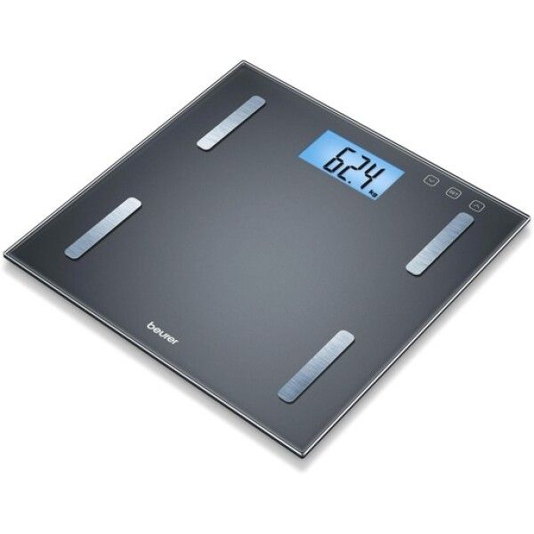 Digitale Personenwaage mit Glasoberfläche. Anzeige: 62,4 kg. Marke: beurer. Vier silberne Trittflächen. Rechteckige Form.