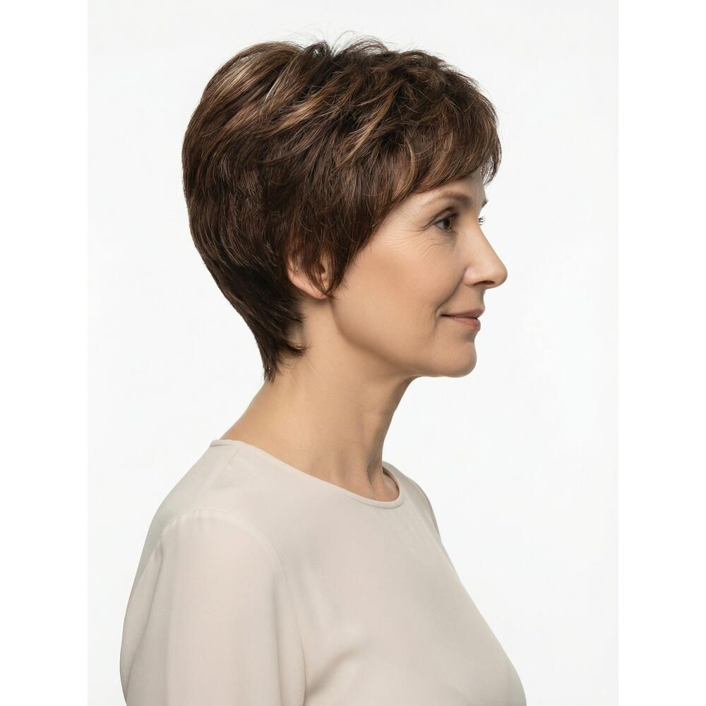 Kurzhaarperücke in Braun-Rot-Tönen. Frau trägt die Perücke, Seitenansicht. Helles Oberteil.