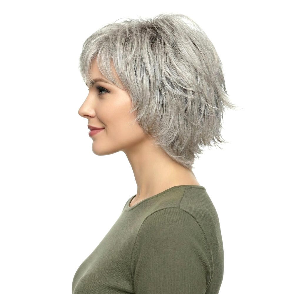 Kurzhaarperücke, graue Farbe, mit Pony. Frau trägt ein olivgrünes Oberteil. Seitenansicht.