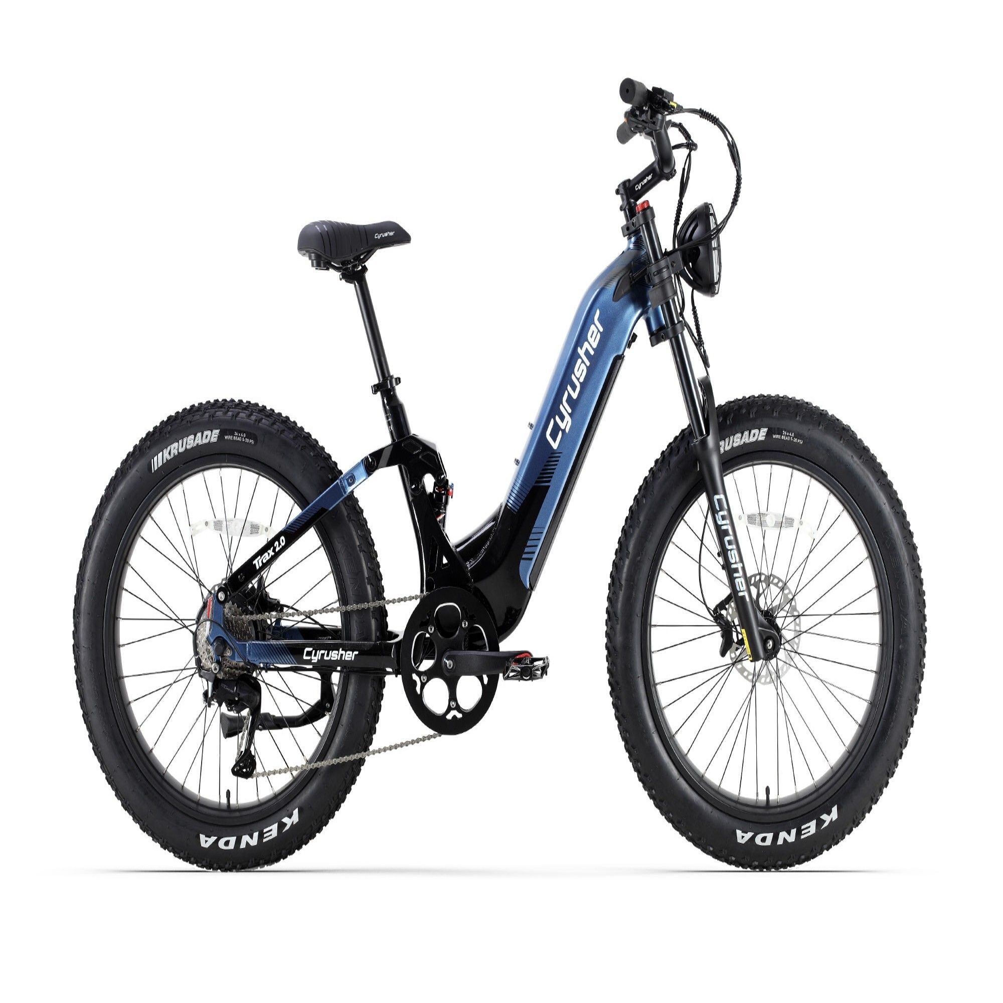 Blau-schwarzes E-Mountainbike. Dicke Reifen, Federung, Marke "Cyrusher".