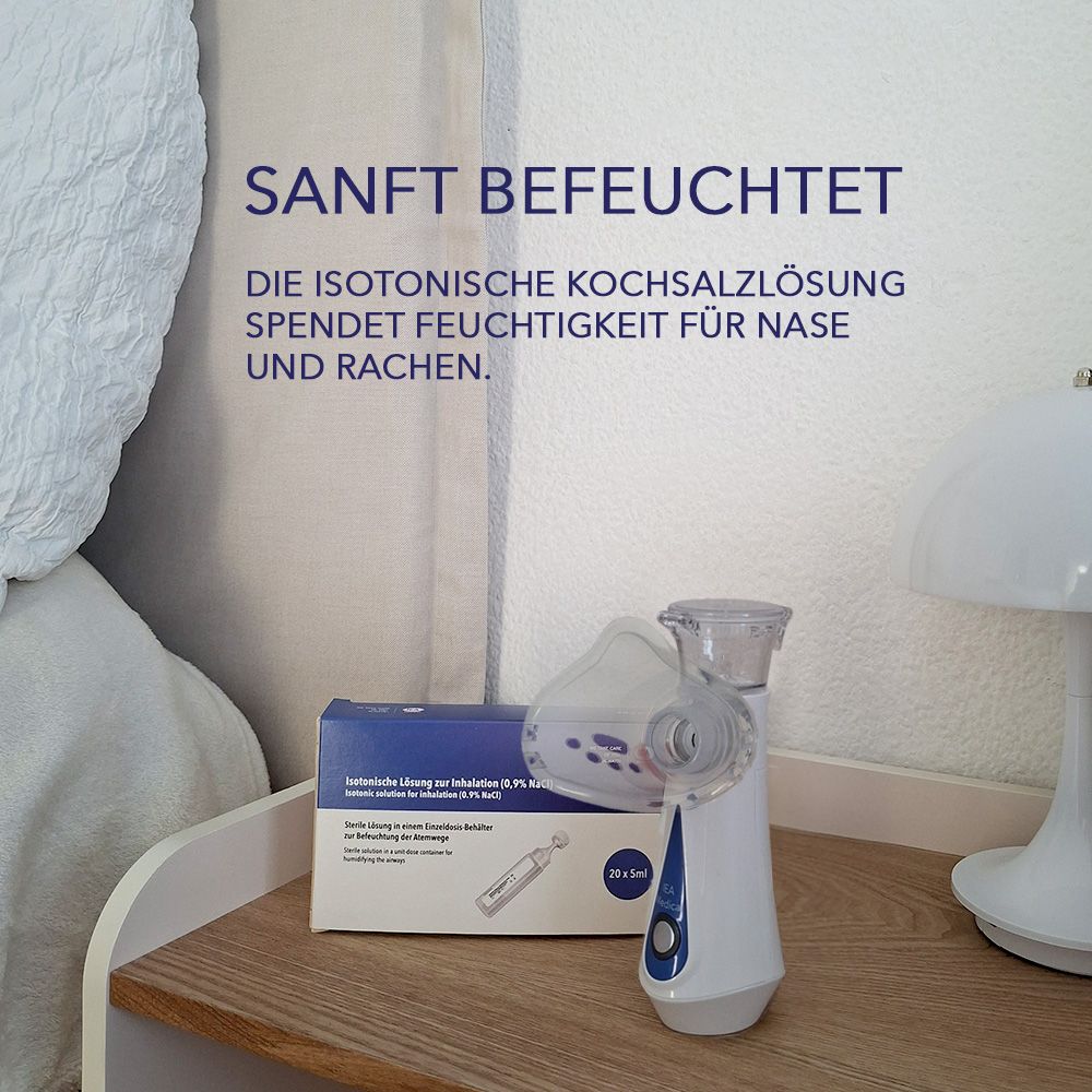 Inhalator und Schachtel IEA Kochsalzlösung auf Nachttisch. Text: Sanft befeuchtet. Spendet Feuchtigkeit für Nase und Rachen. 20 x 5ml.