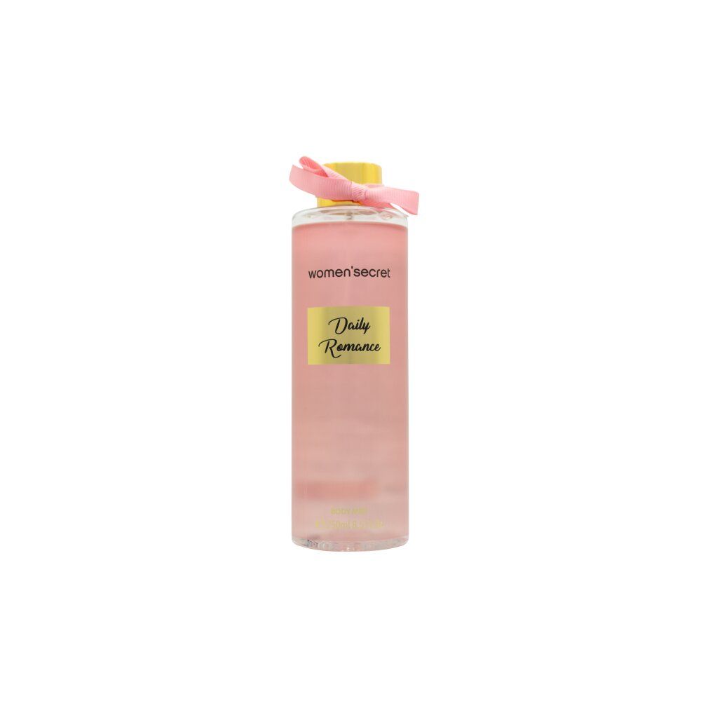 Rosa Body Mist Flasche mit gelbem Deckel und Schleife. Aufschrift: women'secret Daily Romance. Auf weißem Hintergrund.