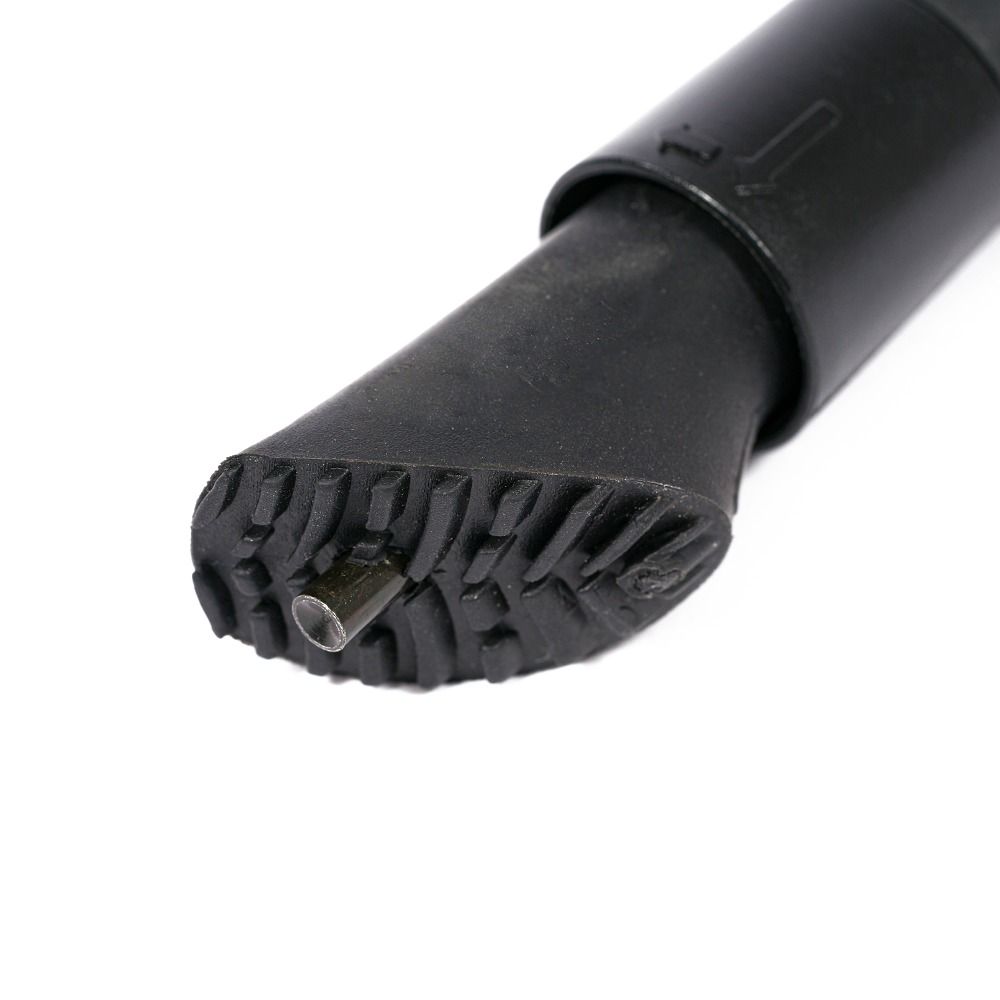 Schwarzer Nordic Walking Stock-Ende mit Gummispitze und Metallstift. Detailaufnahme, Nahaufnahme.
