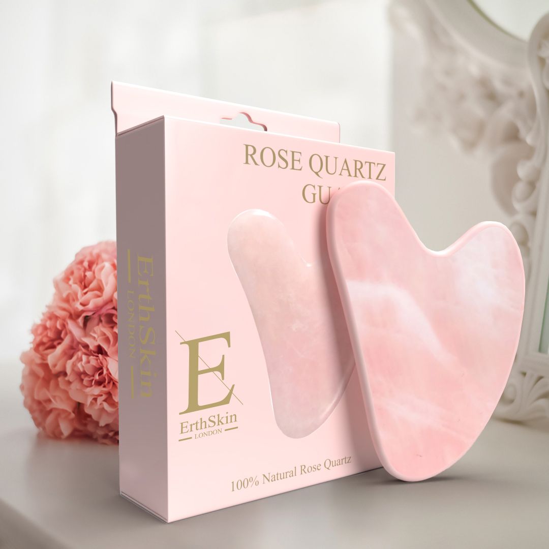ErthSkin London Rosenquarz Gua Sha. Herzförmig, rosa. Auf rosa Verpackung. Marke und Produktname sichtbar.