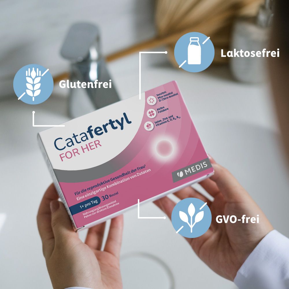 CATAFERTYL FOR HER-Packung in Händen. Symbole: glutenfrei, laktosefrei, GVO-frei. Text: 30 Beutel, für reproduktive Gesundheit.