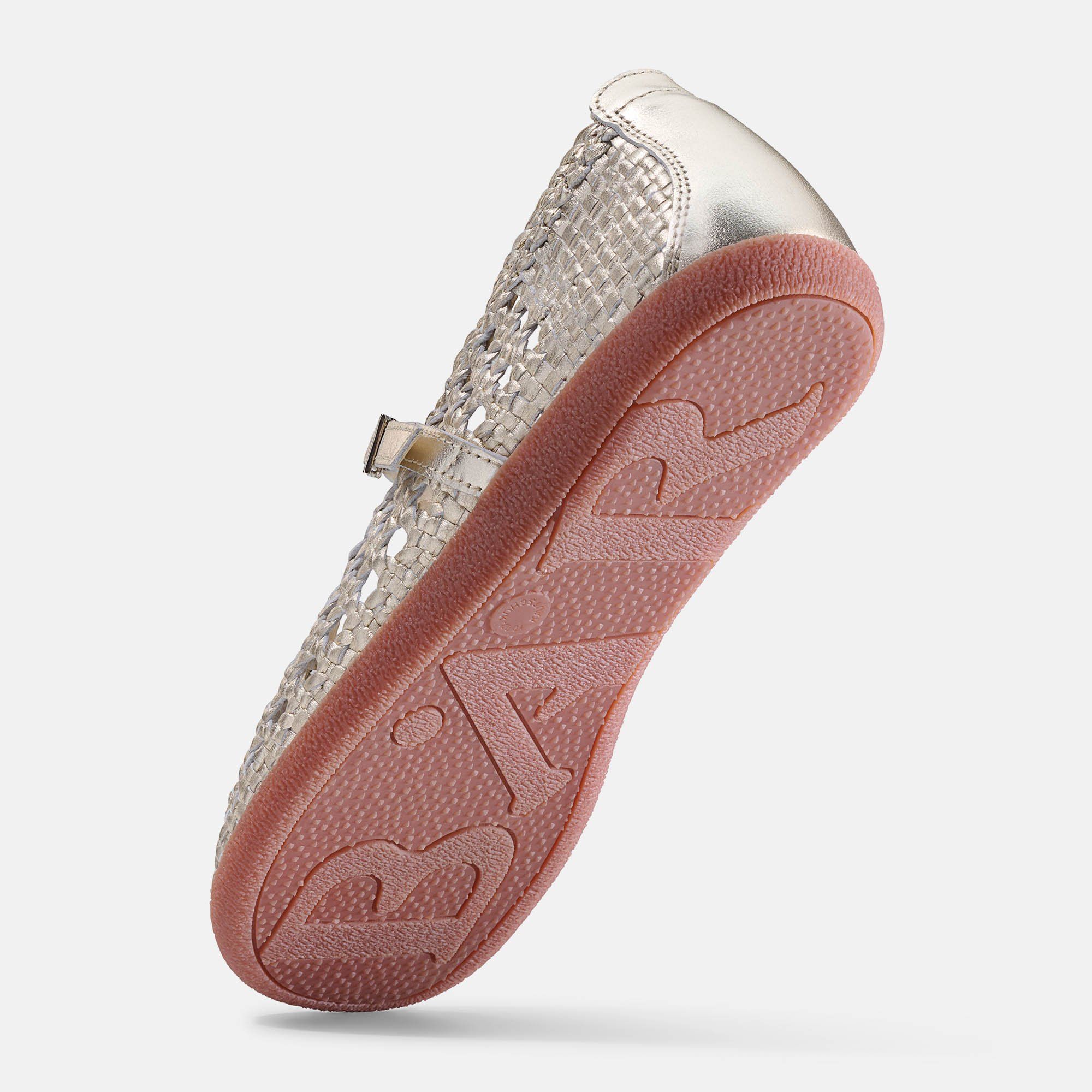 Unteransicht eines goldfarbenen BÄR Schuhe Colleen Damen Slipper. Rote Sohle mit BÄR-Logo und Profil.