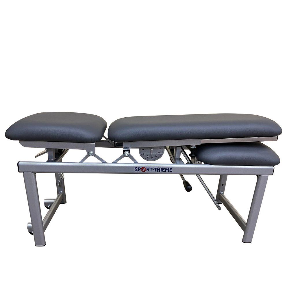 Trainingsbank mit schwarzer Polsterung und Metallrahmen. Sitzfläche und Beinauflage. Logo SPORT-THIEME.