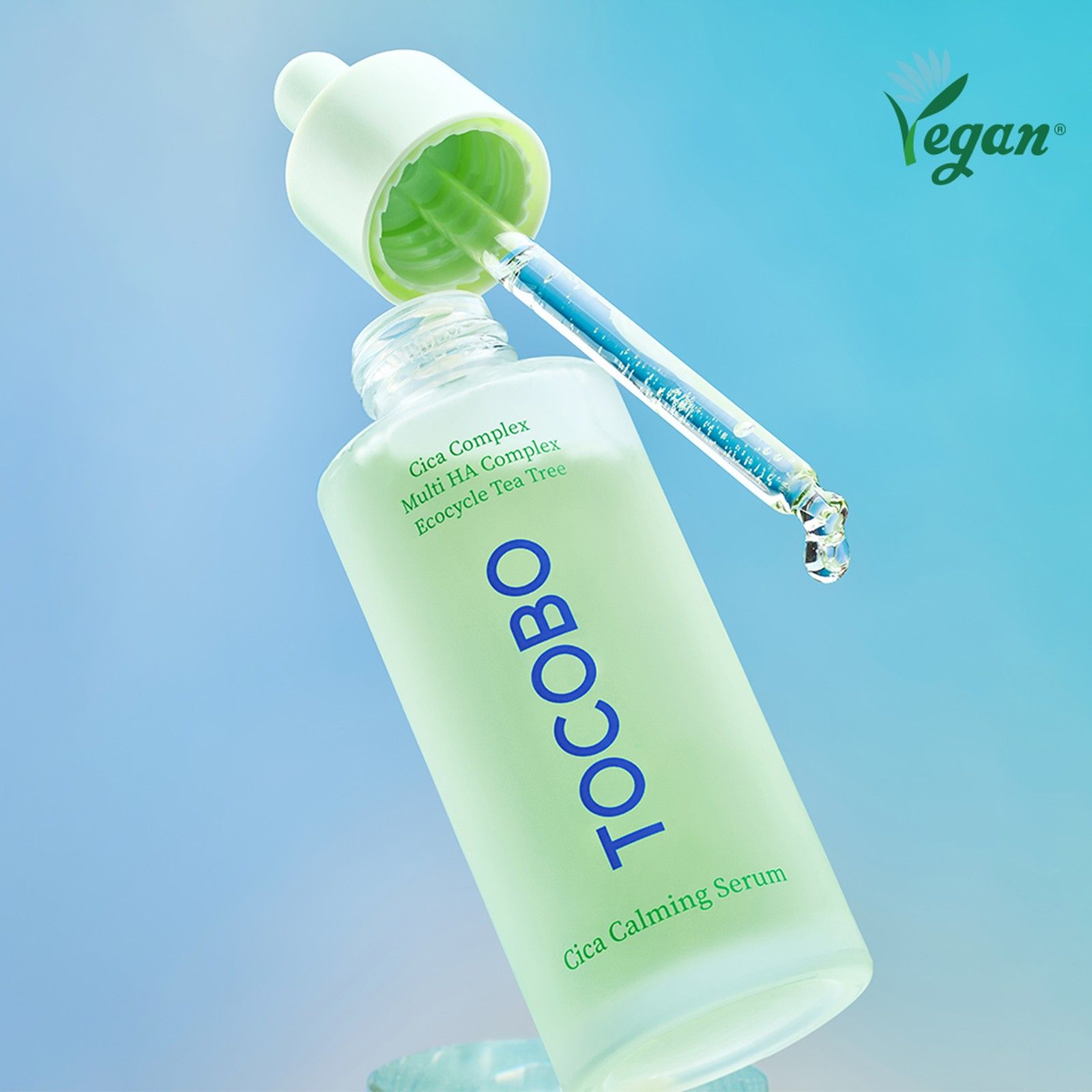 Tocobo Cica Calming Serum Flasche mit Pipette. Vegan-Siegel oben rechts. Blaue Flüssigkeit tropft von der Pipette.