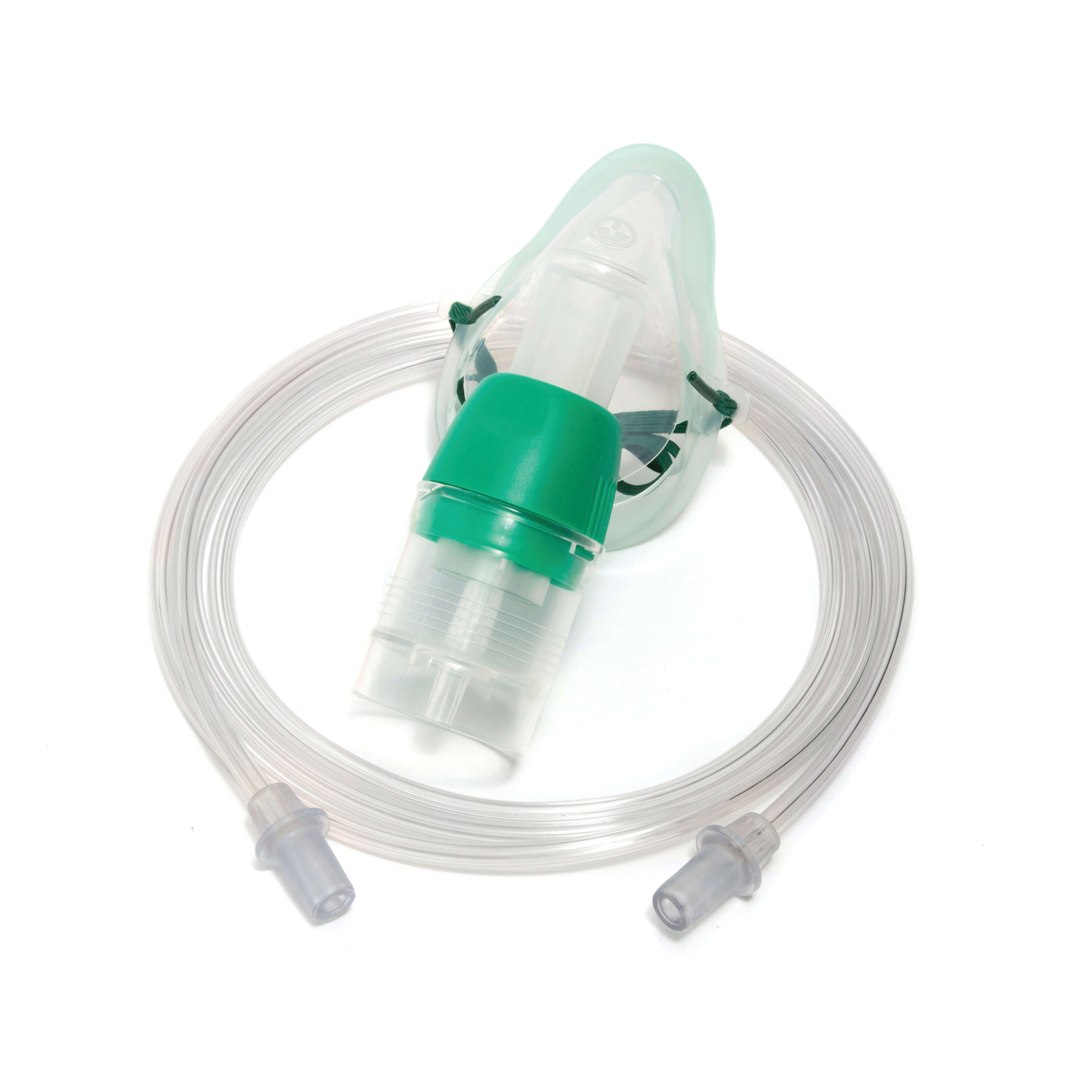 Verneblerset für Kinder. Maske, grüner Anschluss, transparenter Schlauch. Auf weißem Hintergrund.