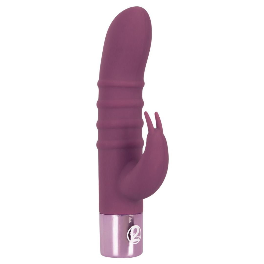 Lila Vibrator mit geriffelter Oberfläche und gebogener Spitze. Mit silberfarbenem Sockel. 