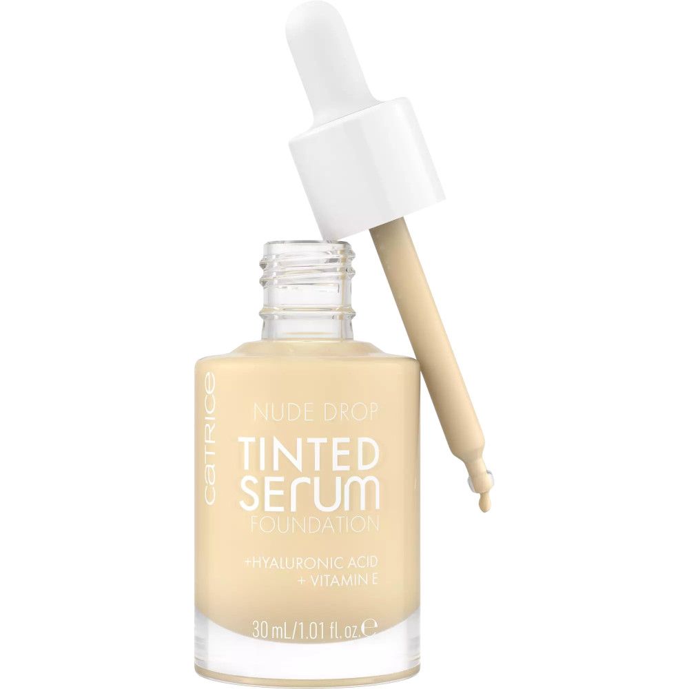 Flakon mit getöntem Serum und Pipette. Aufschrift: Nude Drop Tinted Serum Foundation. Enthält Hyaluronsäure und Vitamin E.