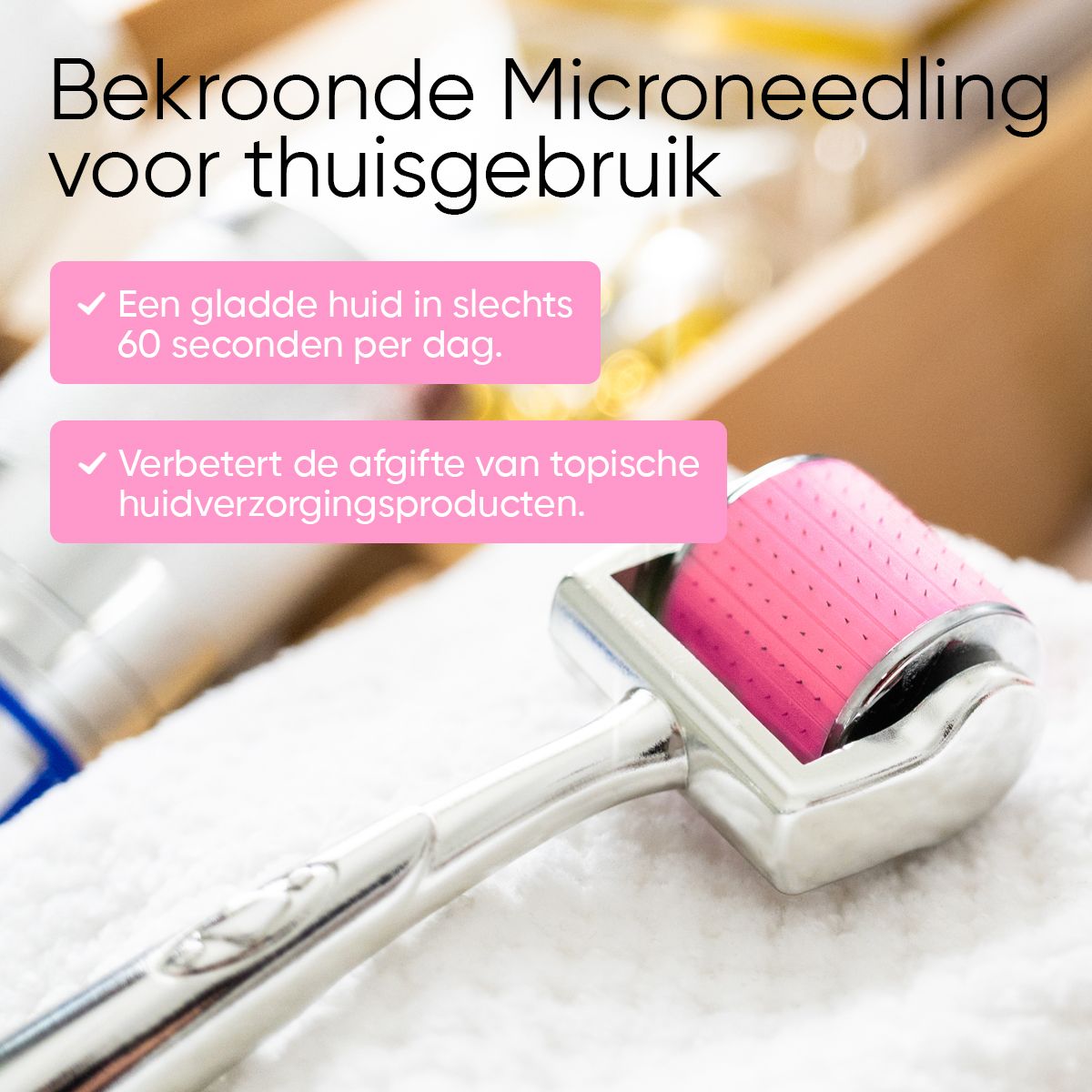 Gezichtsroller met roze roller op een witte handdoek. Tekst: Microneedling, de oplossing voor thuis.