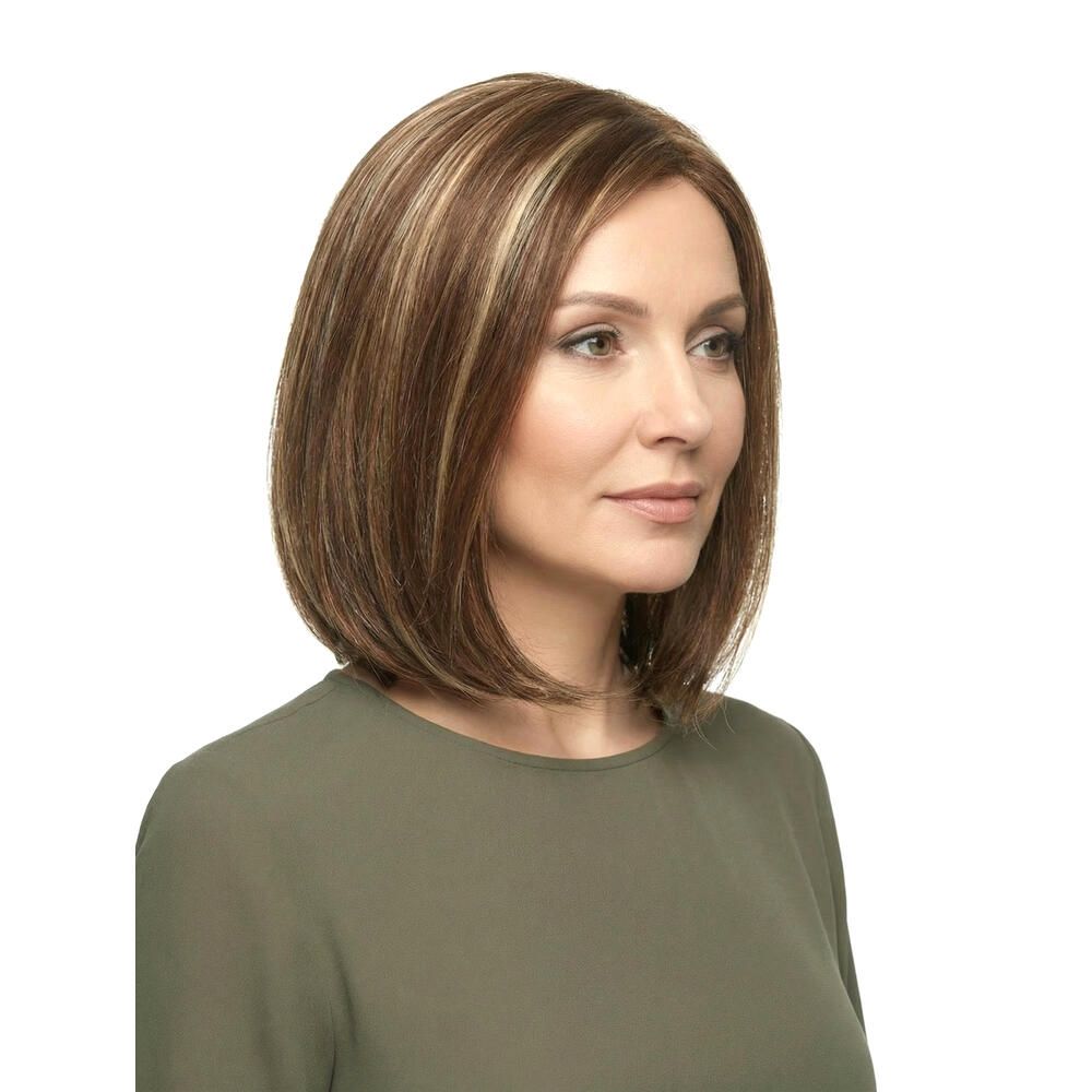 Frau mit brauner Perücke mit helleren Strähnen. Mittellange, glatte Frisur. Dreiviertelansicht.