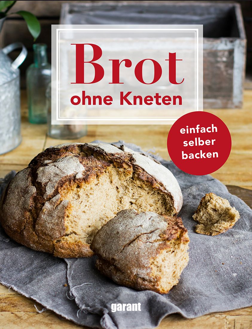 Brot ohne Kneten. Ein Brot, angeschnitten, mit Kruste und Krume. Auf einem grauen Tuch. Roter Kreis mit Text: einfach selber backen.