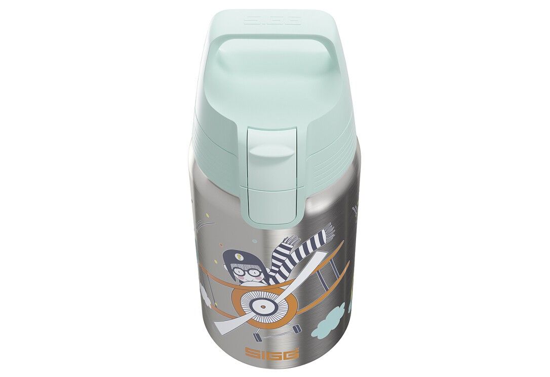Isolierflasche mit hellgrünem Deckel. Auf der silbernen Flasche ist ein Flugzeug-Motiv abgebildet. SIGG-Logo.