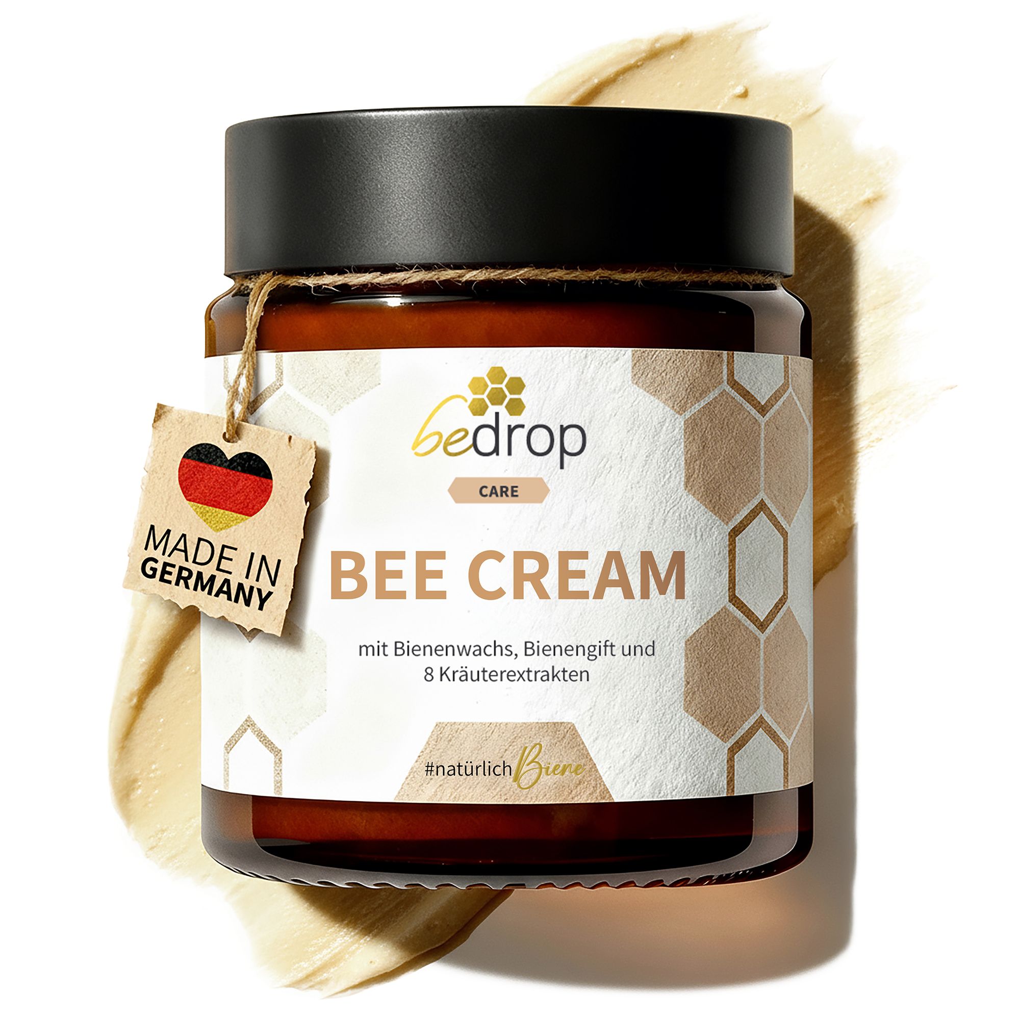 Braunes Creme-Glas mit "bedrop BEE CREAM"-Etikett. Anhänger "Made in Germany". Creme-Klecks.