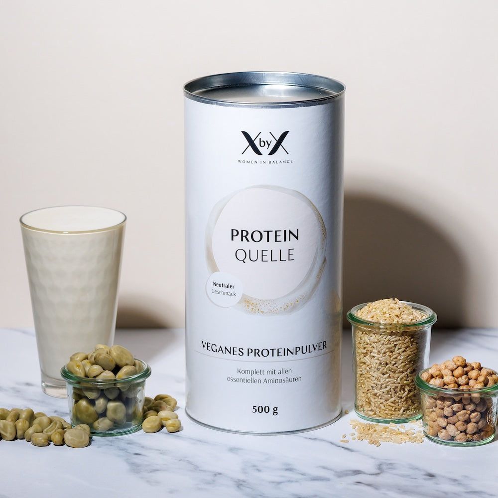 Zylinderdose mit XbyX-Logo und Aufschrift Protein Quelle. Daneben Gläser mit Zutaten und ein Glas Flüssigkeit.