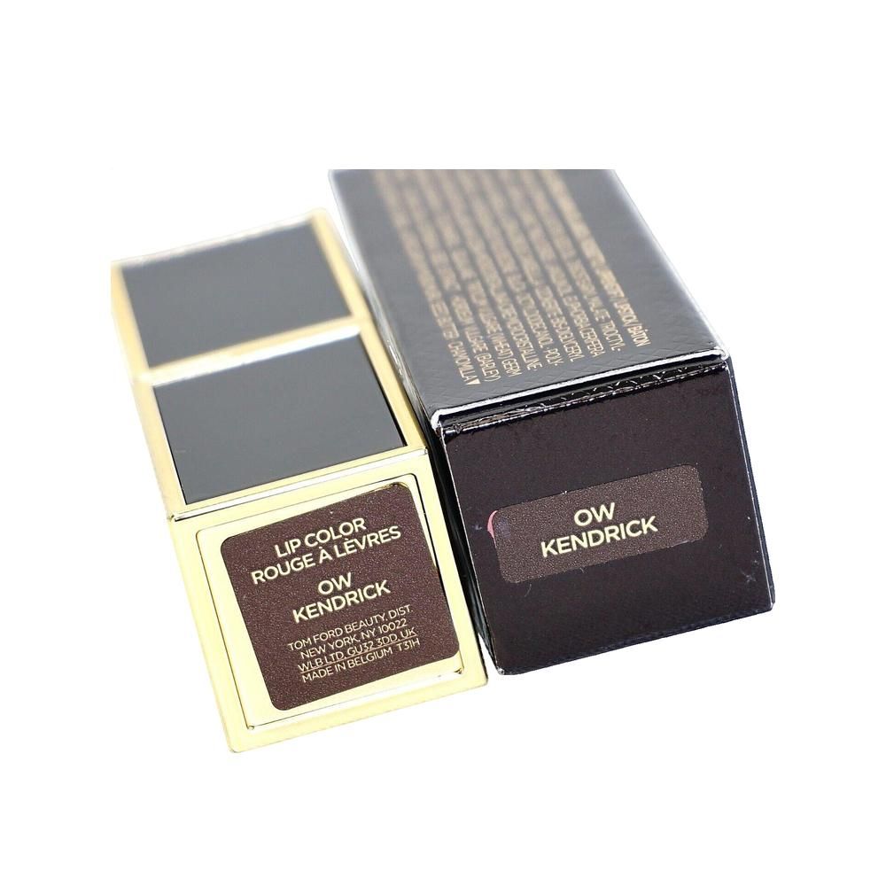 Geöffnete, goldfarbene Lippenstifthülse und schwarze Verpackung. Auf der Verpackung steht 'OW Kendrick'.