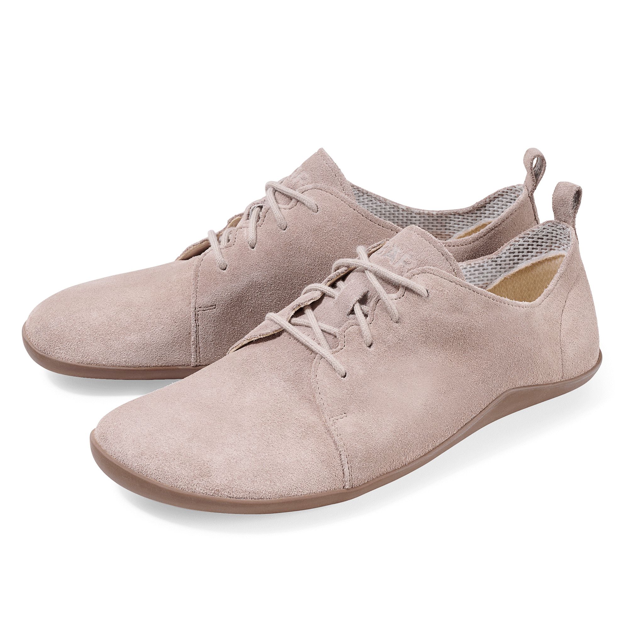 Zwei beigefarbene Schnürschuhe. Obermaterial aus Wildleder, flache Sohle. Mit Schnürsenkeln und Zuglasche.