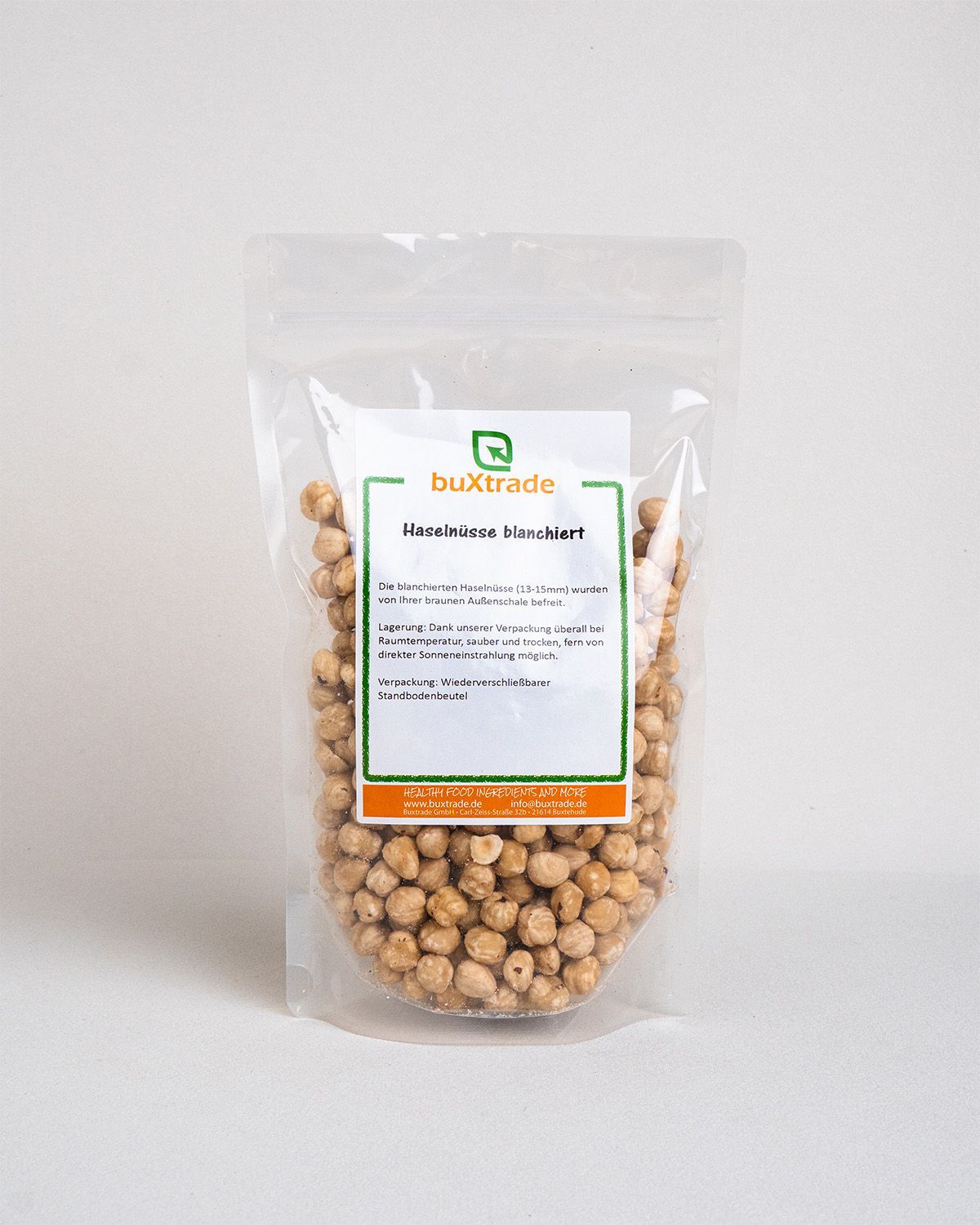 Transparente Verpackung mit blanchierten Haselnüssen. Aufdruck mit Produktinformationen.