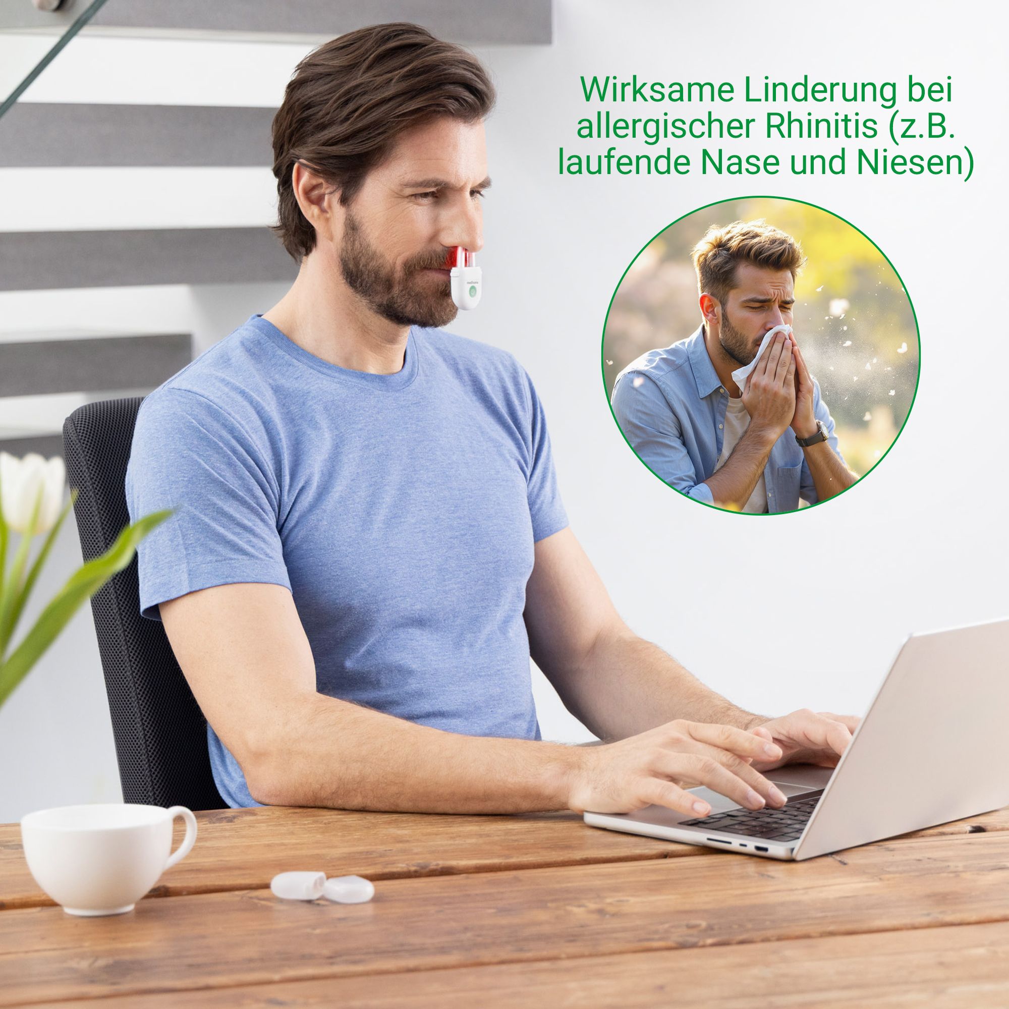 Mann am Laptop mit Nasentherapiegerät, daneben ein Mann mit Taschentuch.
